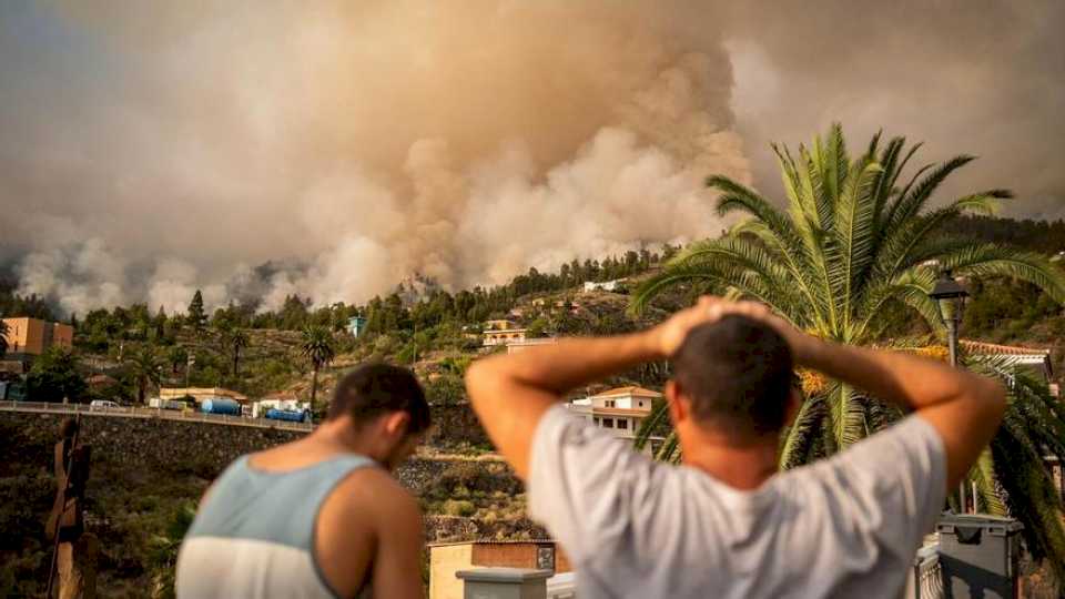 el-incendio-forestal-de-la-palma-obliga-a-evacuar-a-mas-de-4.200-vecinos-de-dos-municipios