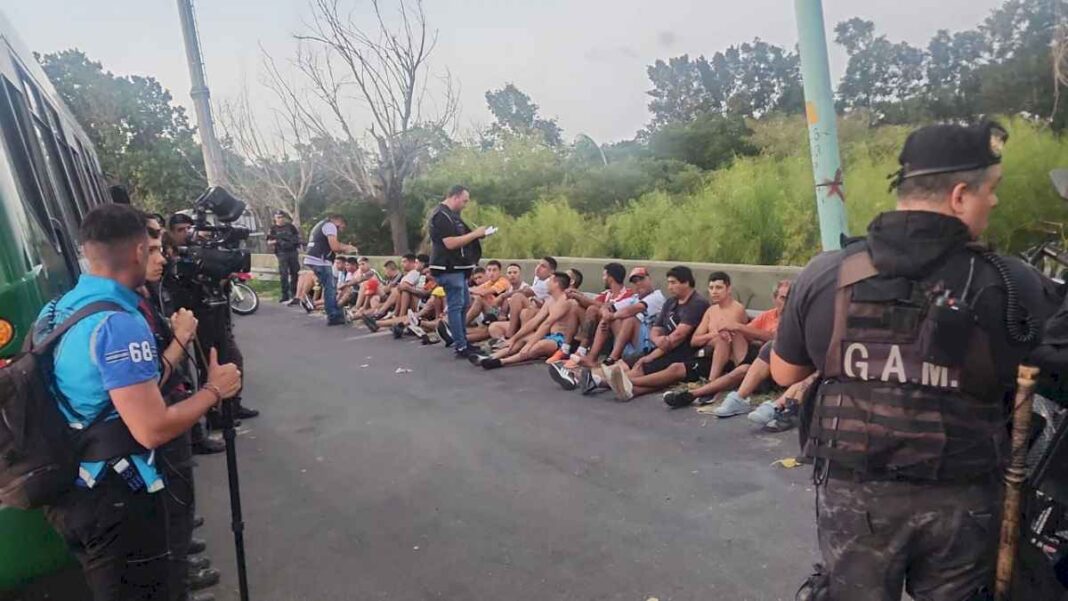 enfrentamiento-entre-barras:-30-hinchas-de-river-fueron-detenidos-en-inmediaciones-al-estadio