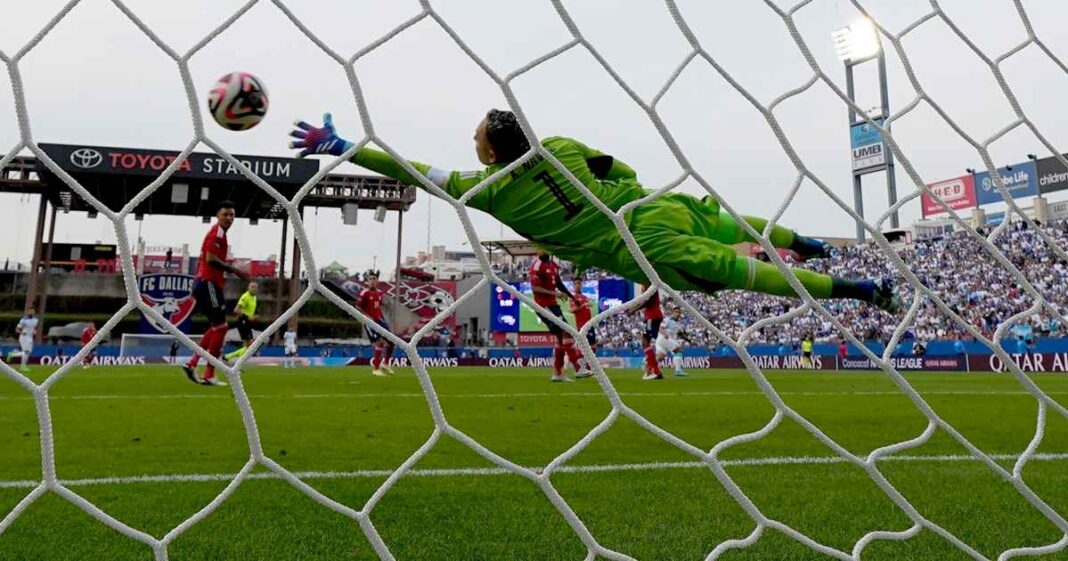 el-golazo-viral-de-honduras-que-no-sirvio-de-nada:-acrobatico-taco-en-el-aire-y-volea-descomunal-antes-de-la-dura-derrota-con-costa-rica