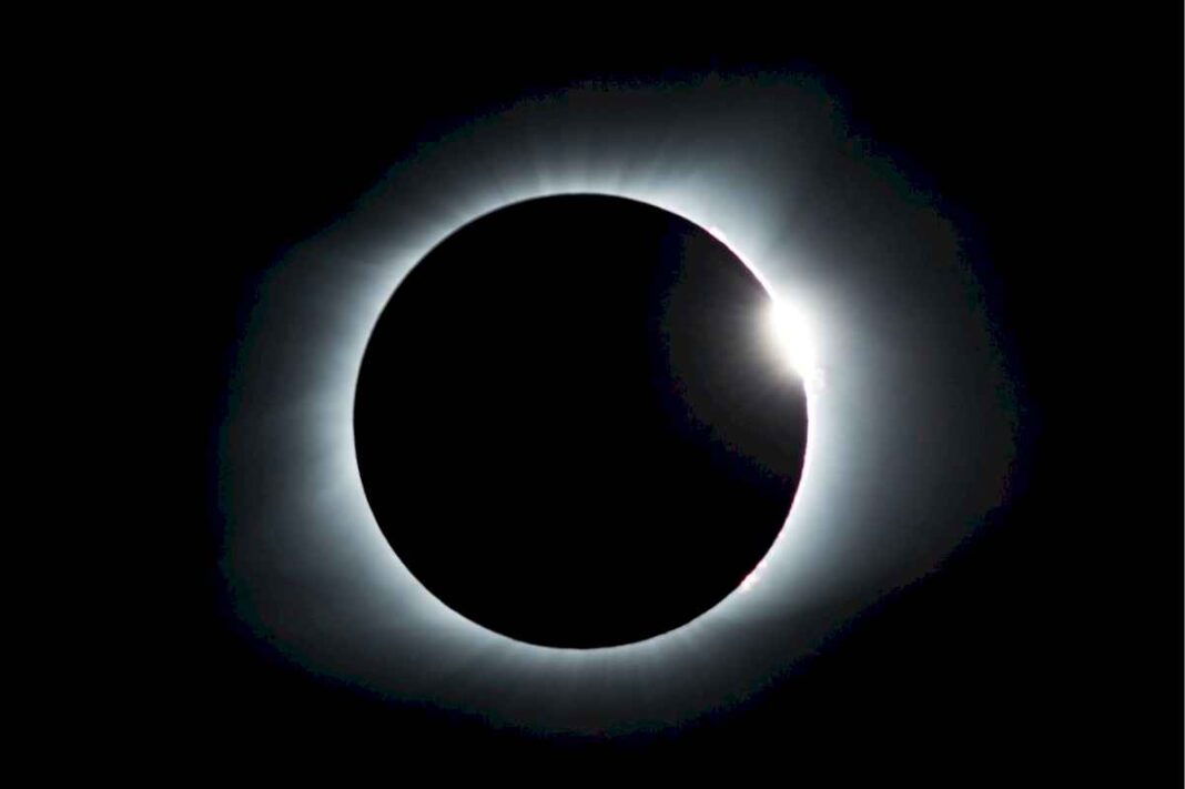 eclipse-solar-2024:-por-que-en-eeuu.-piden-a-la-poblacion-que-compre-alimentos,-agua-y-combustible