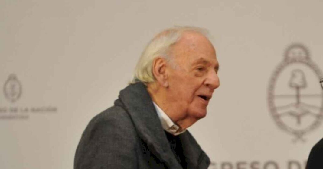 cesar-luis-menotti-fue-dado-de-alta-tras-12-dias-de-internacion-por-una-«anemia-severa»-y-una-intervencion-quirurgica