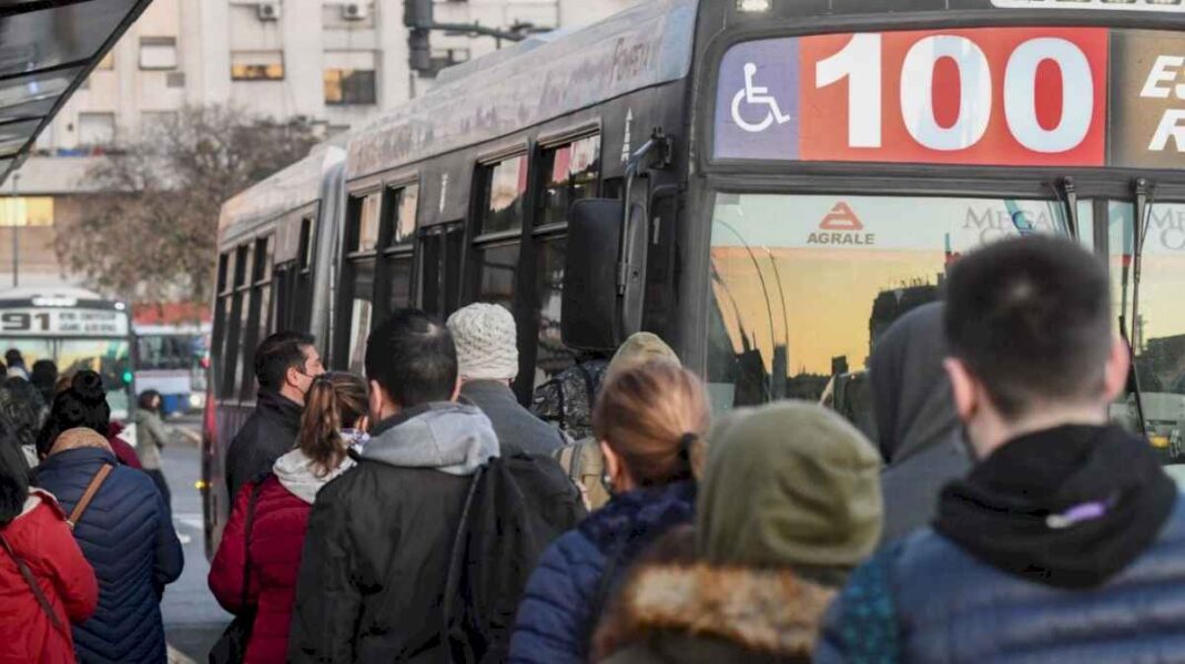 el-paro-de-colectivos-ya-lleva-mas-de-12-horas:-los-trenes-y-subtes-estan-colapsados-por-la-demanda