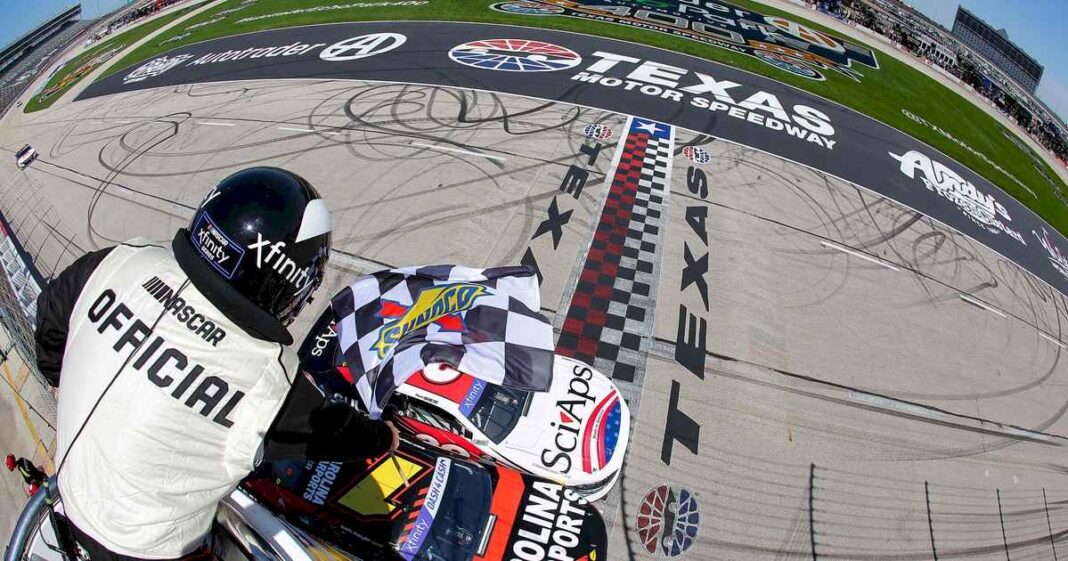 historico-final-en-la-nascar:-lo-paso-en-la-ultima-vuelta-y-le-gano-por-2-milesimas,-con-un-«foto-finish»-casi-record