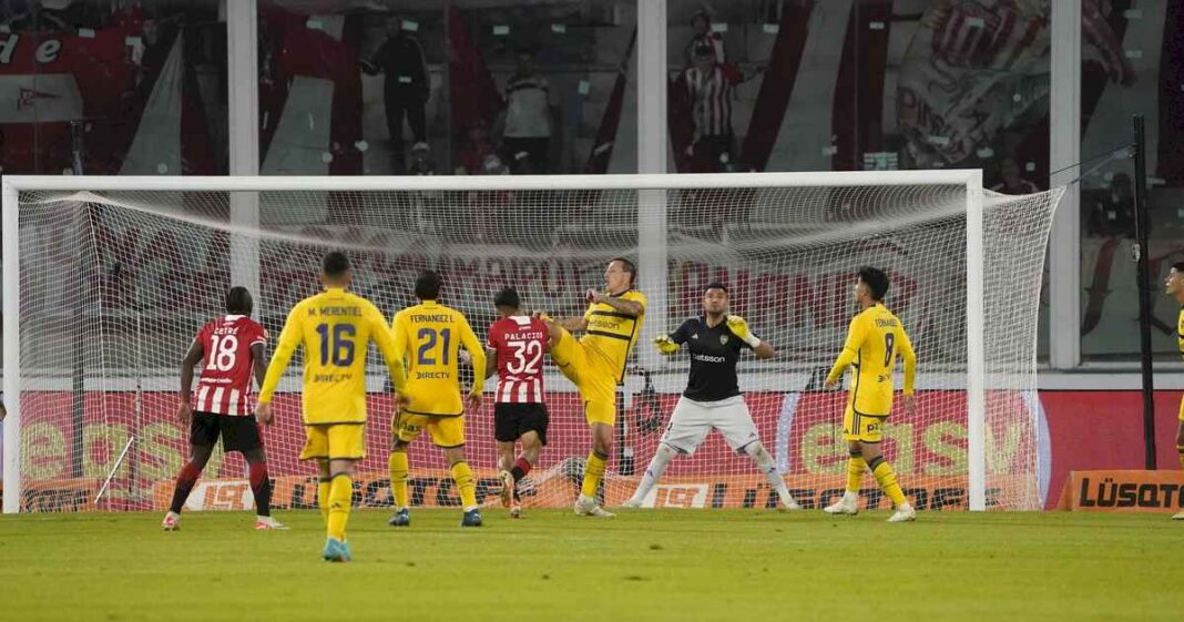 cristian-lema,-penalazo-y-expulsion-que-complico-a-boca:-el-central-tuvo-dos-jugadas-de-inexperto-ante-estudiantes