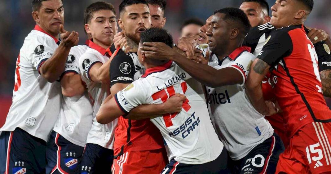 el-capitan-de-nacional-felicito-al-arbitro-tras-los-polemicos-fallos-en-contra-de-river:-«esto-es-futbol,-es-la-libertadores»