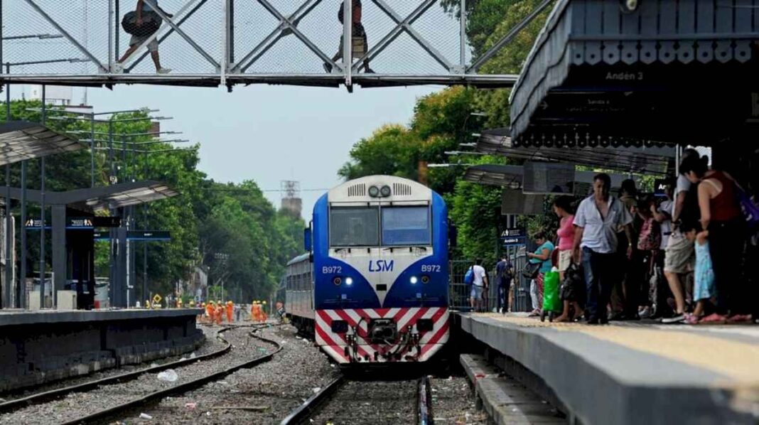 caos-en-el-tren-sarmiento:-el-impactante-video-de-los-pasajeros-subiendo-hasta-por-la-ventana-en-hora-pico