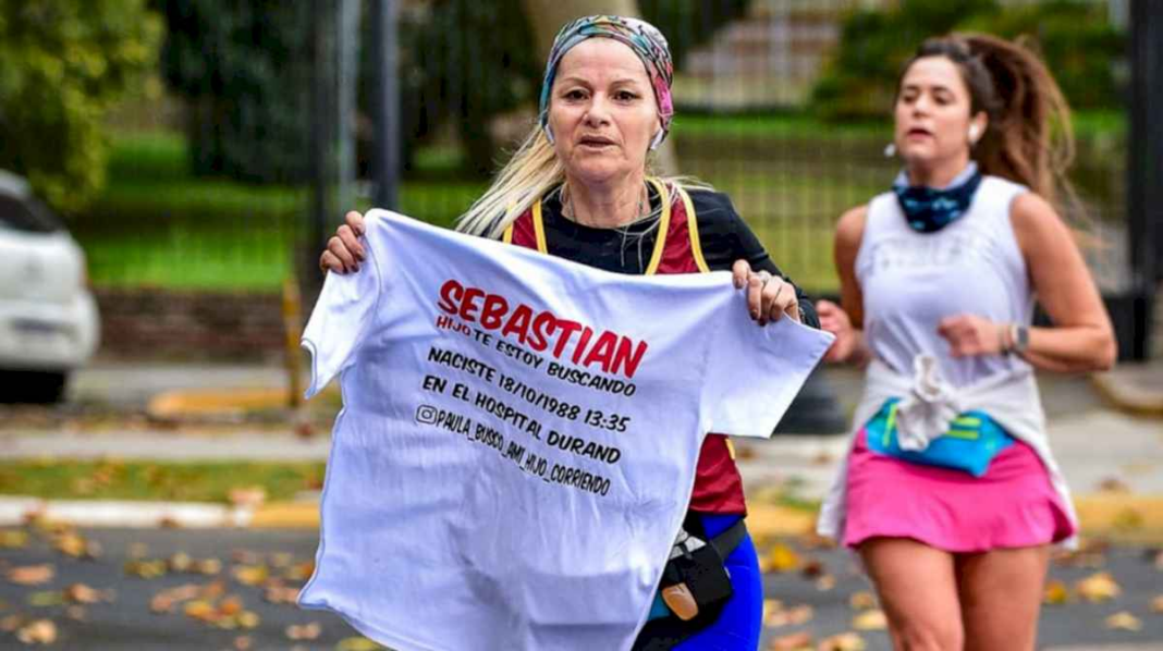 tuvo-que-dar-a-su-hijo-en-adopcion-y-hoy-lo-busca-corriendo-maratones-con-sus-datos-escritos-en-la-remera