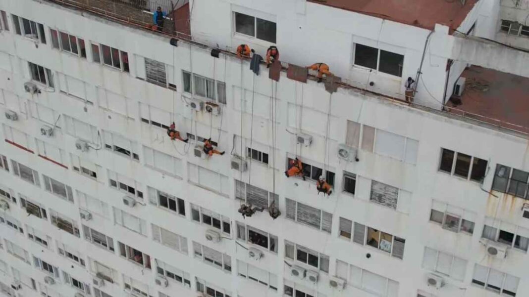 tension-en-caballito:-detuvieron-al-matrimonio-que-amenazaba-con-tirarse-del-piso-20-de-un-edificio