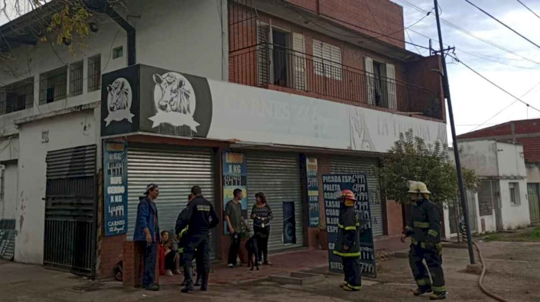 tragedia-en-la-plata:-una-nena-de-tres-anos-murio-al-quedar-encerrada-en-su-casa-mientras-se-incendiaba