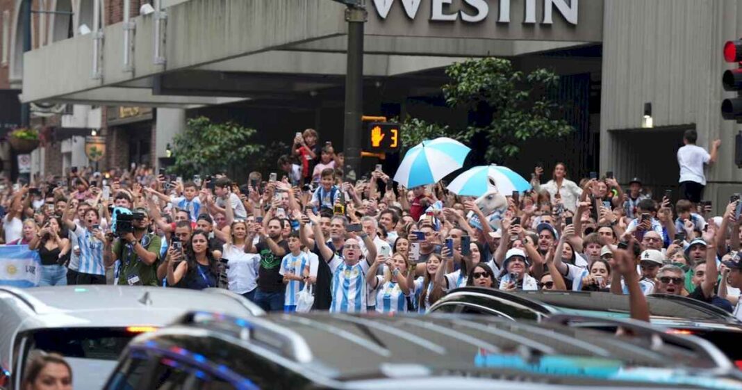 la-seleccion-argentina,-a-horas-del-debut-en-la-copa-america:-invasion-de-hinchas-en-el-hotel-y-un-equipo-casi-confirmado