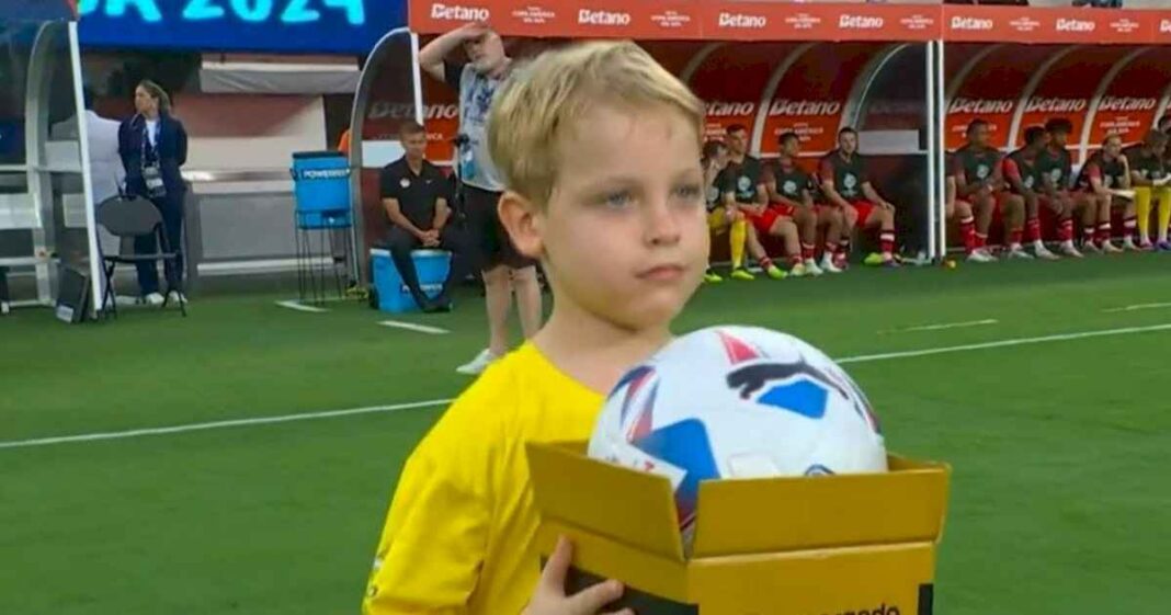 mirko,-un-todoterreno:-el-hijo-de-marley-fue-el-encargado-de-llevar-la-pelota-con-la-que-jugaron-argentina-y-canada-en-nueva-jersey