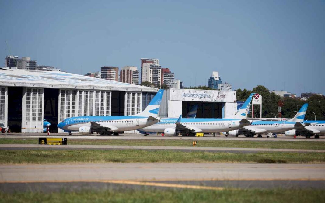 medida-de-fuerza-de-los-pilotos-de-aerolineas-argentinas:-habra-demoras-y-cancelaciones-en-los-vuelos