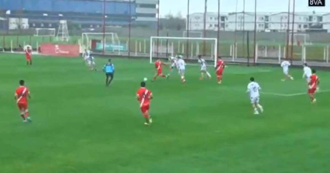 el-espectacular-golazo-a-lo-bichi-borghi-de-un-juvenil-de-argentinos-juniors:-potrero-puro-para-definir-de-rabona-y-por-arriba-del-arquero