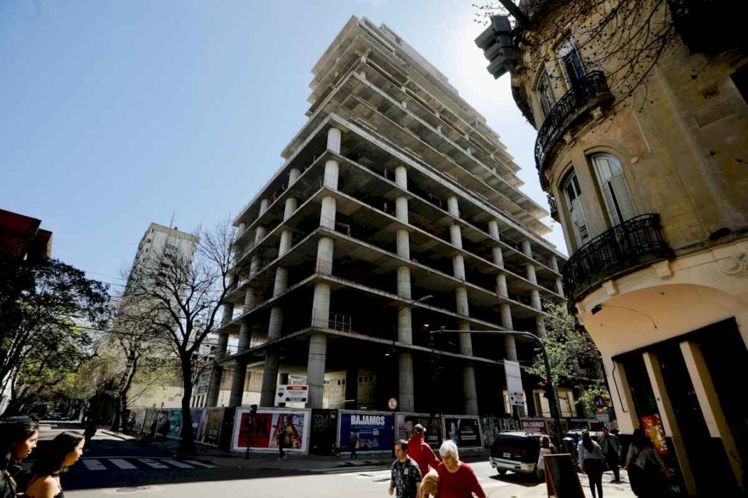 banco-nacion:-que-funcionara-en-el-edificio-en-construccion-parado-desde-hace-12-anos-que-desvela-a-los-portenos