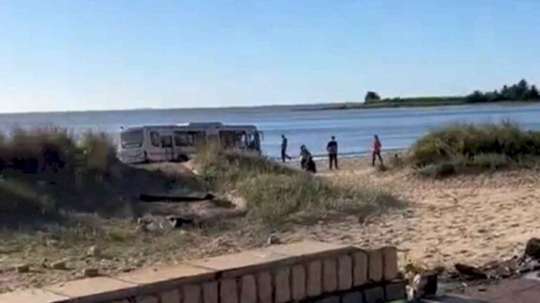 impresionante-choque-de-un-colectivo-en-uruguay:-siguio-de-largo-y-termino-en-la-playa