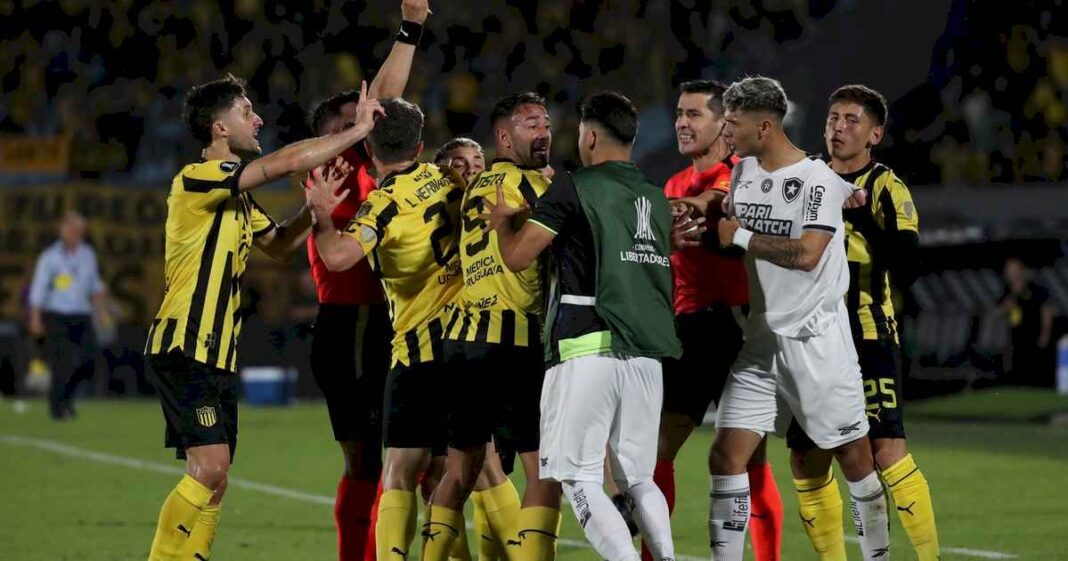 penarol-cayo-de-pie-en-la-copa-libertadores:-botafogo,-con-gol-de-almada,-finalista-pese-a-perder-3-1-en-uruguay