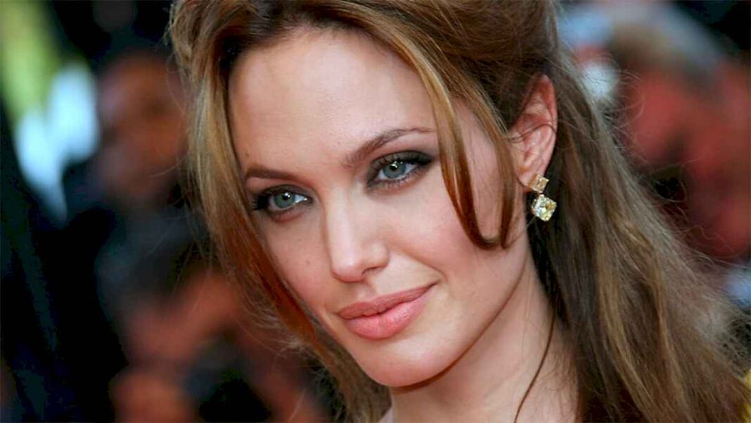 mewing:-el-ejercicio-facial-que-promete-disminuir-la-papada-y-tener-la-mandibula-de-angelina-jolie