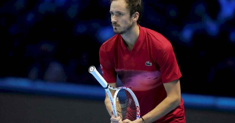 daniil-medvedev-tuvo-un-ataque-de-locura-en-el-atp-finals:-devolucion-con-el-mango-de-la-raqueta-y-victoria-de-taylor-fritz