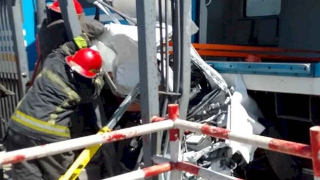 laferrere:-una-remisera-murio-por-pasar-con-su-auto-con-la-barrera-baja-del-tren