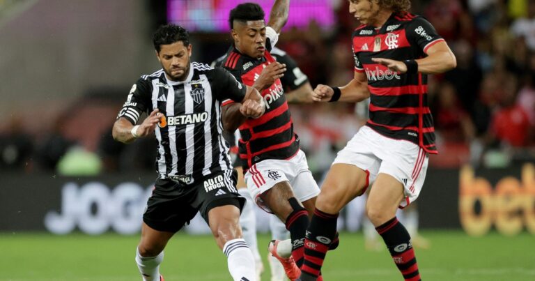 Video: el planchazo de Alex Sandro a su compañero David Luiz en Flamengo