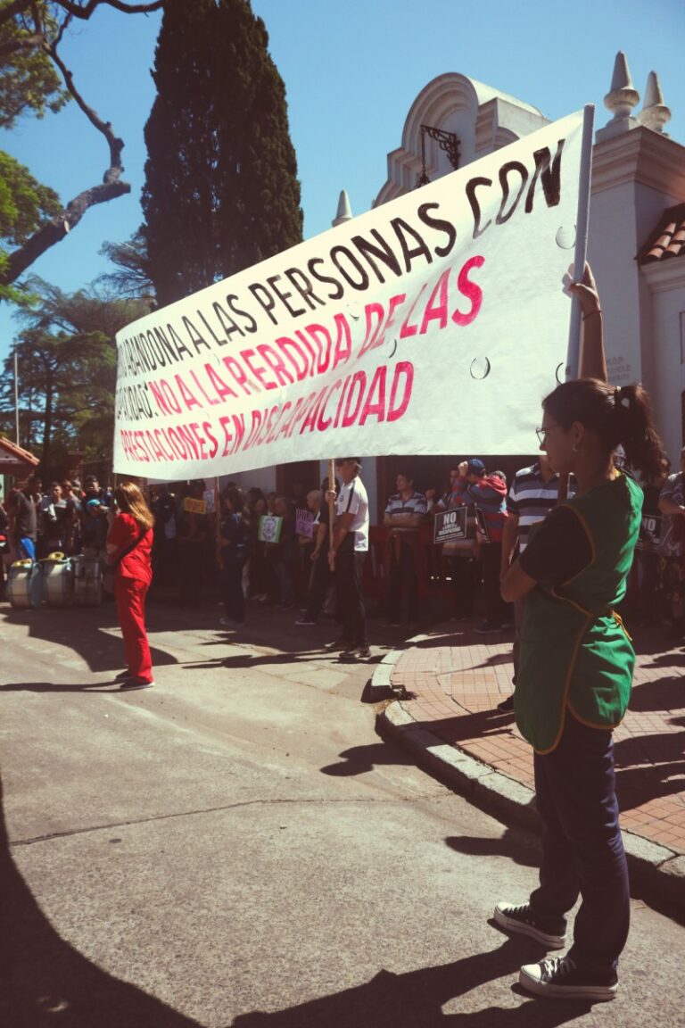 Personas con discapacidad se manifestaron frente a laQuinta de Olivospor el ajuste de Milei