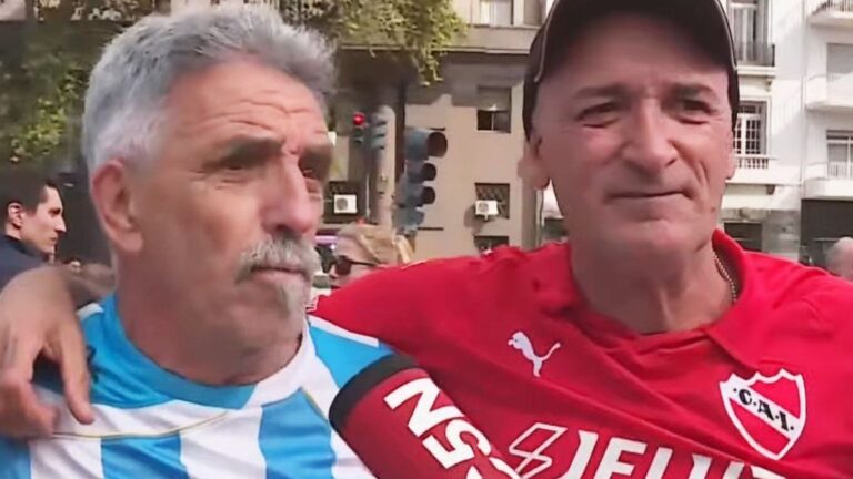 El abrazo de un hincha de Racing y de Independiente en la marcha de jubilados