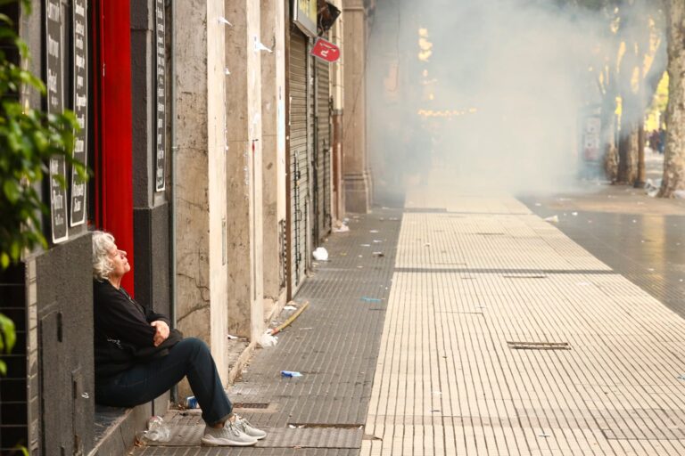 Jubilado y pobre: el número que estalló y que la política quiere poner de moda en la calle