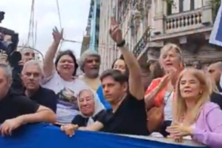 Kicillof fue increpado por militantes de Guillermo Moreno en la marcha del 24 de marzo