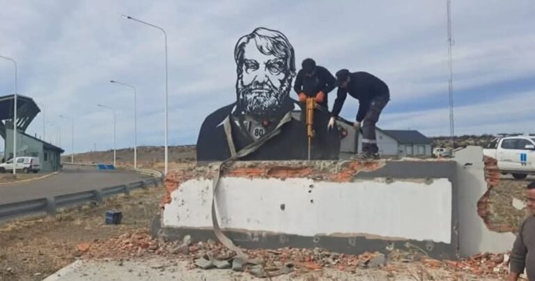 Monumento a Osvaldo Bayer: el sindicato de Vialidad Nacional pidió «perdón» por la demolición