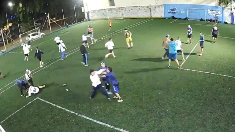 Barras de Vélez atacaron a policías que jugaban un partido de fútbol: hubo disparos y corridas