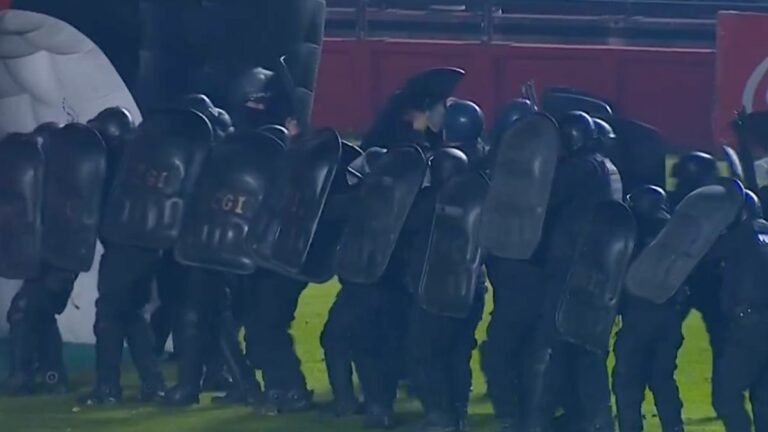 Escándalo en Colón vs Mitre: piedrazos de los hinchas y partido suspendido
