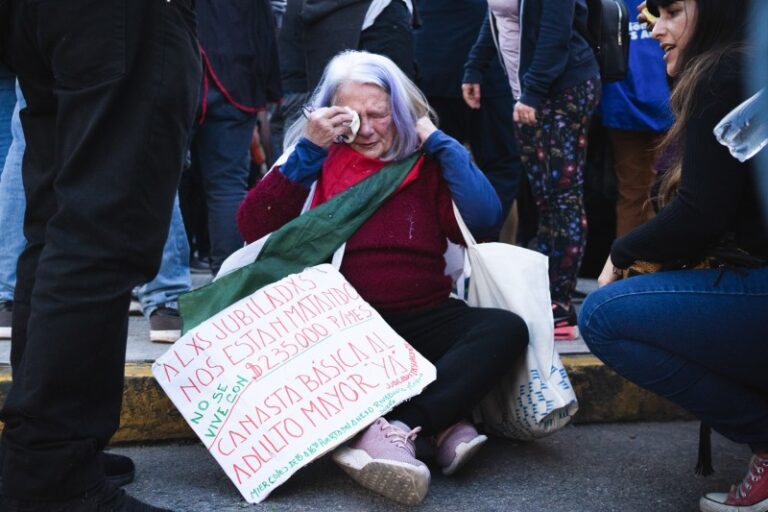 «No solo sufren, se mueren así»: piden la emergencia alimentaria y sanitaria para jubilados