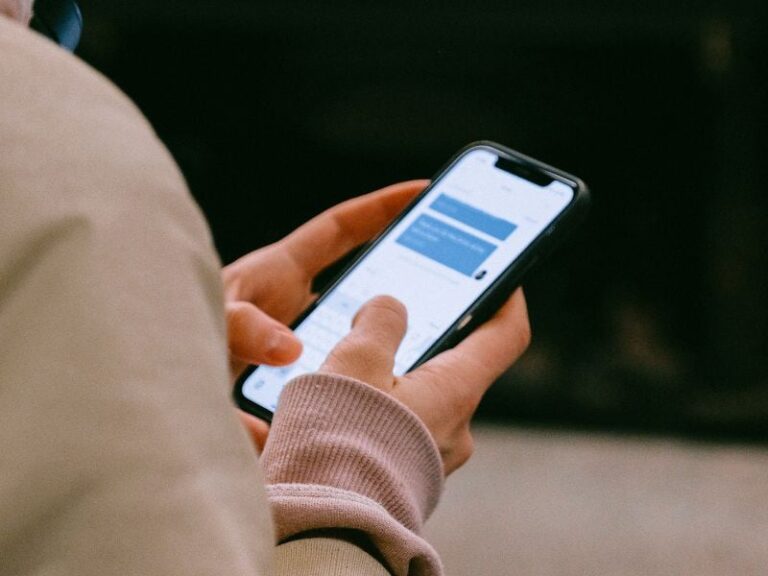 La RAE explicó por qué no hay que escribir mensajes en mayúscula