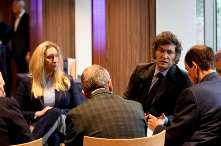 Ante el vacío de los gobernadores, Milei culpó a la niebla para no ir a Tucumán