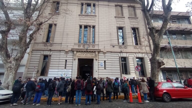 La comunidad educativa realizó un abrazo simbólico al Colegio Nicolás Avellaneda