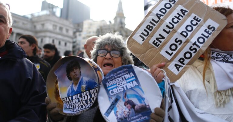 Suba de haberes, bono y moratoria para jubilados, más emergencia para discapacitados: qué mejoras prevén las leyes que vetó Milei