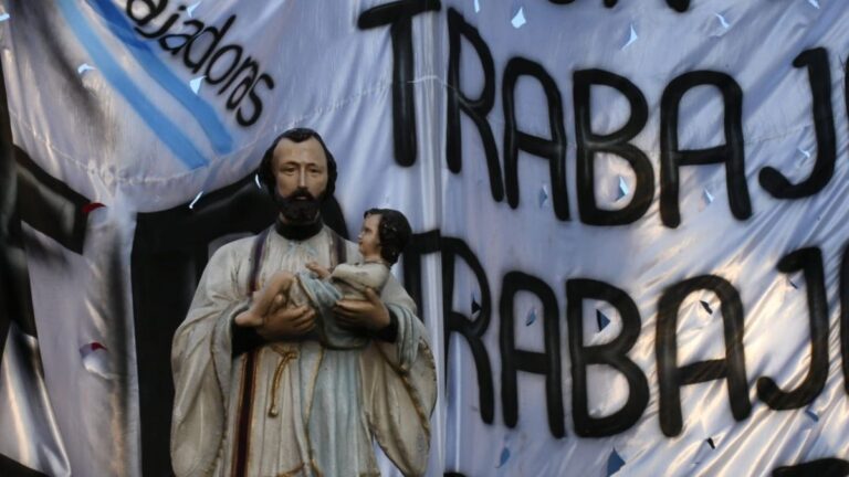 Comenzó la vigilia por San Cayetano: cientos de devotos se acercan al santuario del patrono del trabajo