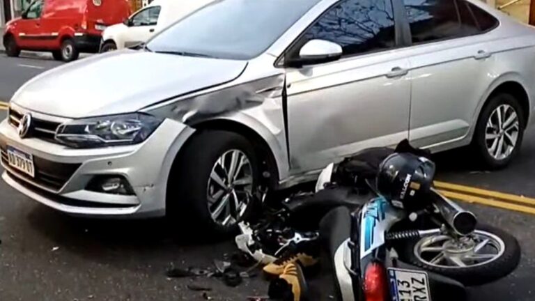 Fuerte choque en Nueva Pompeya dejó a un motociclista herido