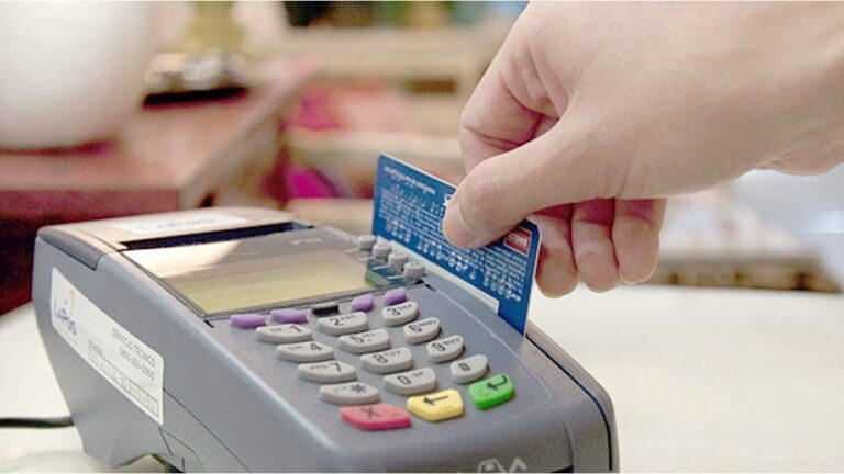 Casi la mitad de los argentinos usa tarjeta de crédito para comprar alimentos en supermercados