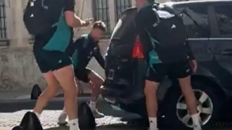 Video: los All Blacks levantaron una camioneta en pleno centro porteño