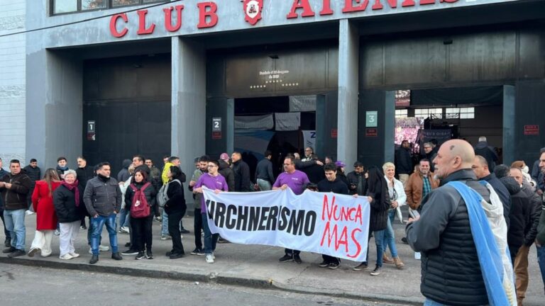 «Kirchnerismo nunca más»: libertarios volvieron a mostrar la provocadora bandera en el acto de La Plata