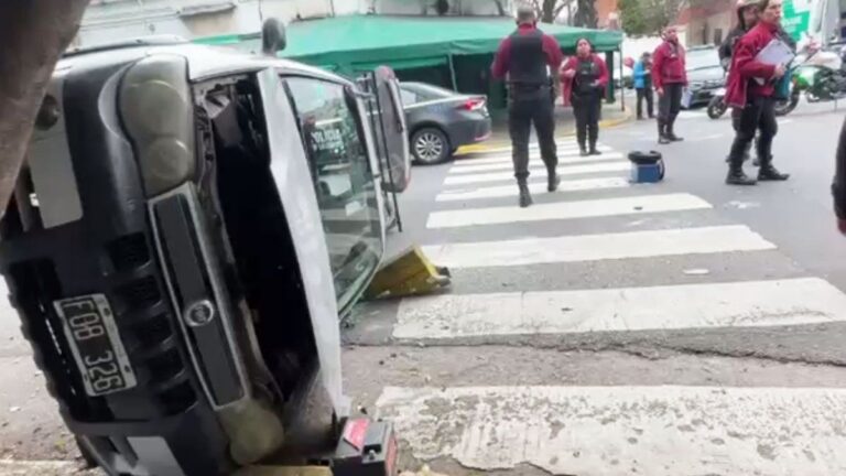 Impresionante choque y vuelco en Boedo: cuatro heridos