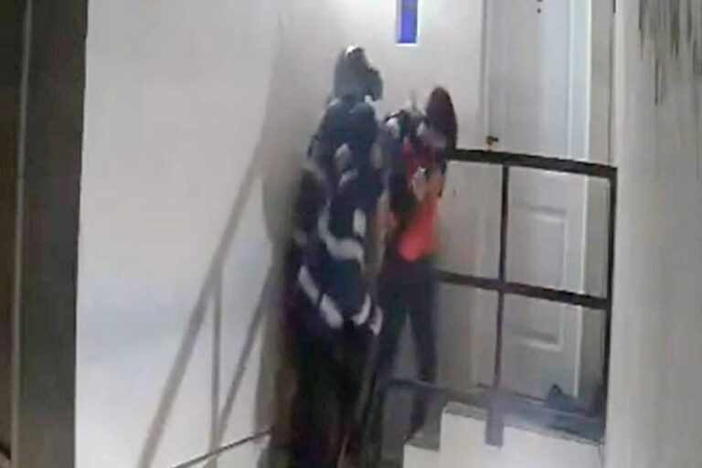 Sancionan a policías de Santa Cruz por agredir a un joven durante un control vehicular