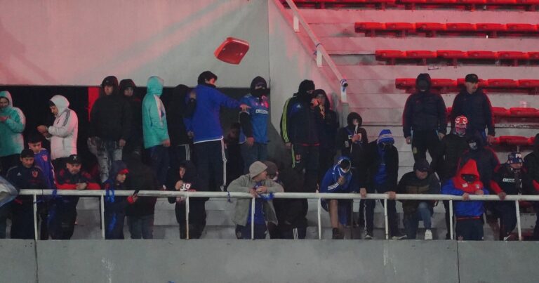 Barbarie en Avellaneda: hinchas de la U. de Chile lanzaron objetivo contra los de Independiente, que después los lincharon en plena tribuna