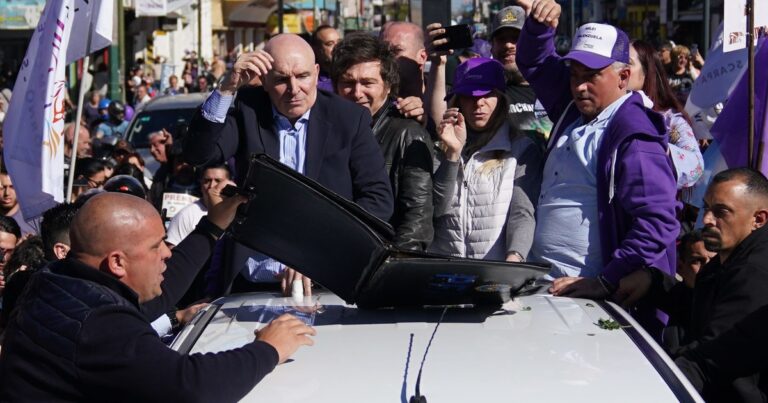 Milei fue evacuado por un ataque a pedradas cuando encabezaba una caravana de LLA en Lomas de Zamora