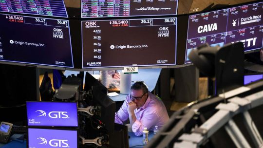 2118514-el-riesgo-pais-bajo-a-los-1000-puntos-y-el-dolar-oficial-perforo-los-1-400