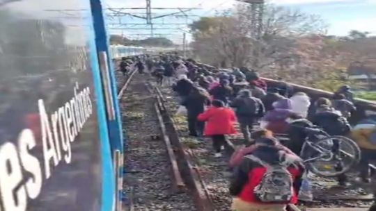 2124077-demoras-y-cancelaciones-en-el-tren-roca-las-personas-caminan-por-las-vias-y-abren-las68d42a073e50c