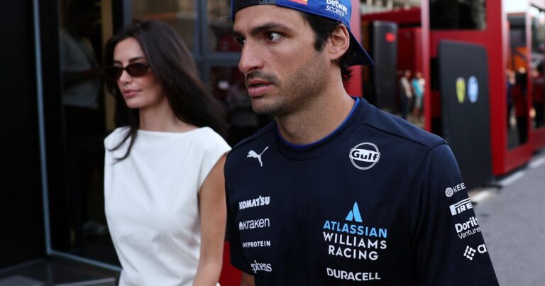 La historia de amor de Carlos Sainz junior y la modelo Rebecca Donaldson, la pareja más top de la Fórmula 1