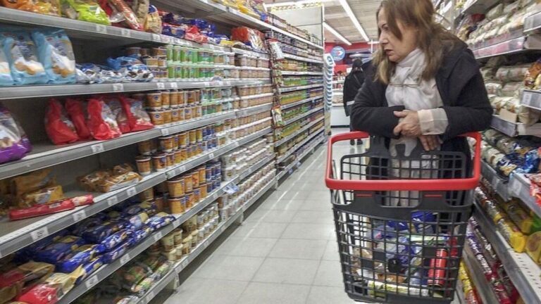 Supermercadistas piden frenar listas con aumentos amparadas en la volatilidad del dólar