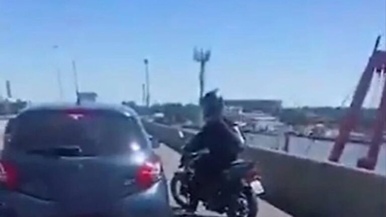 Video: un motociclista y el conductor de un auto se pelearon en la Autopista Buenos Aires-La Plata